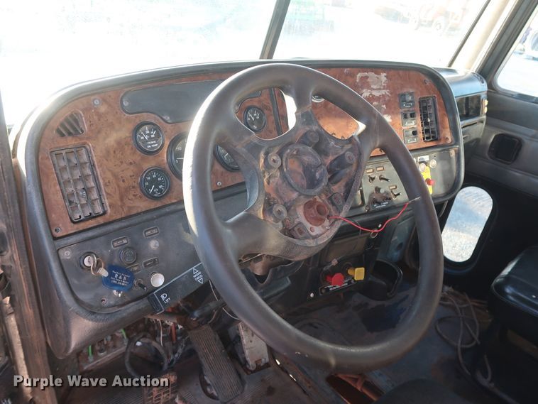 image for item DG4248 2001 Peterbilt 378 truck cab and chassis