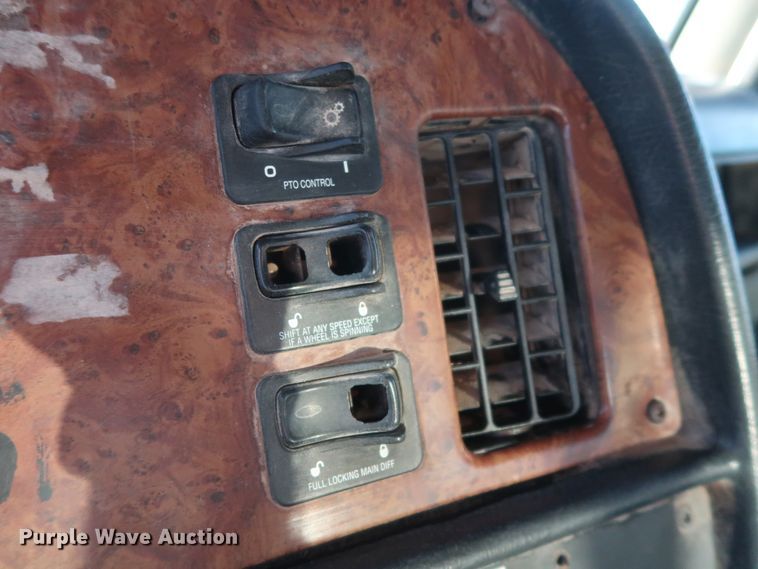 image for item DG4248 2001 Peterbilt 378 truck cab and chassis