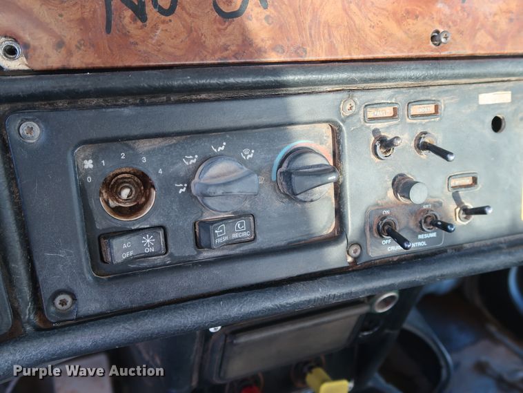 image for item DG4248 2001 Peterbilt 378 truck cab and chassis