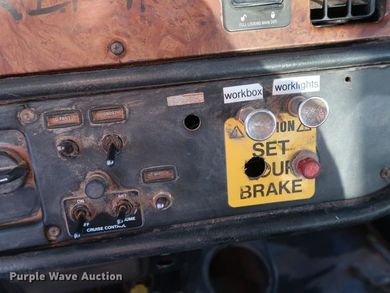 image for item DG4248 2001 Peterbilt 378 truck cab and chassis
