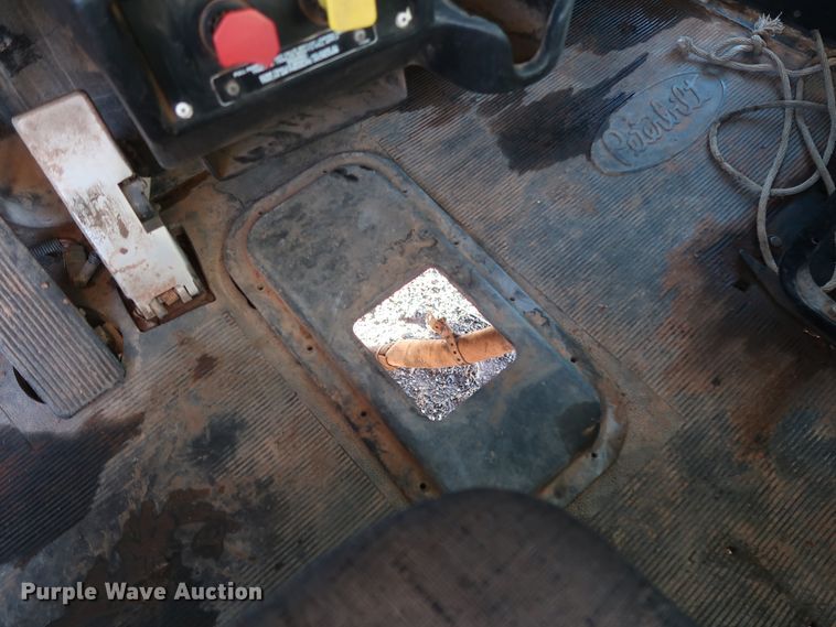image for item DG4248 2001 Peterbilt 378 truck cab and chassis