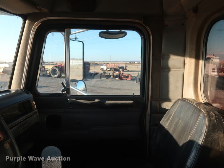 image for item DG4248 2001 Peterbilt 378 truck cab and chassis