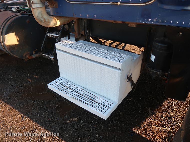 image for item DG4248 2001 Peterbilt 378 truck cab and chassis