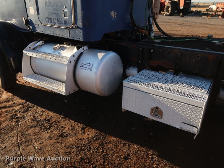 image for item DG4248 2001 Peterbilt 378 truck cab and chassis