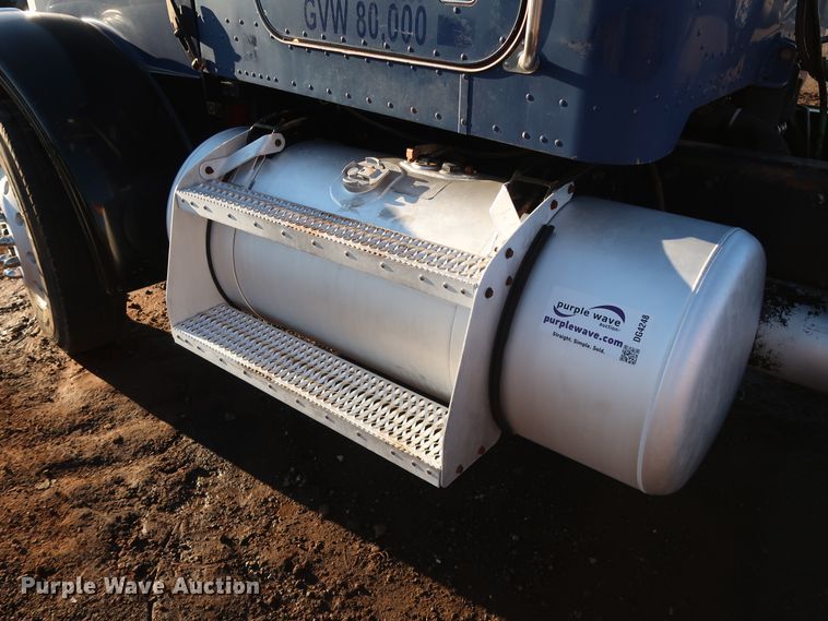 image for item DG4248 2001 Peterbilt 378 truck cab and chassis