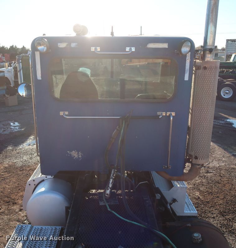 image for item DG4248 2001 Peterbilt 378 truck cab and chassis