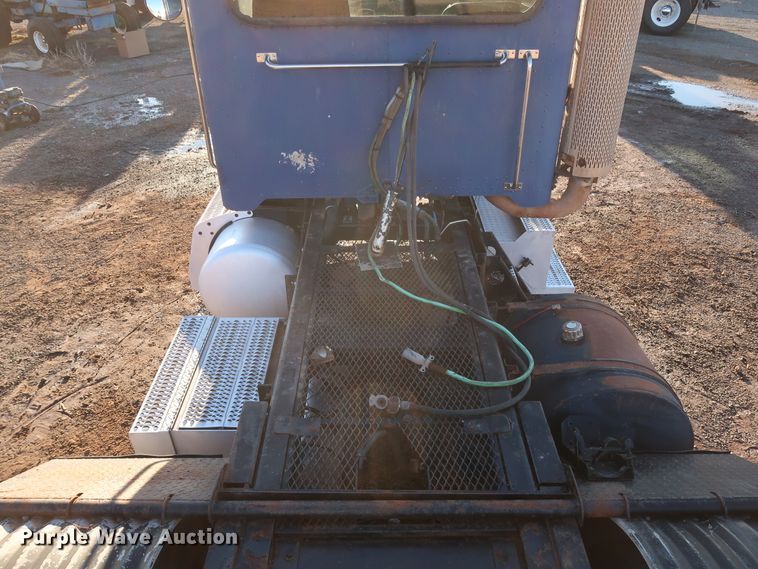 image for item DG4248 2001 Peterbilt 378 truck cab and chassis