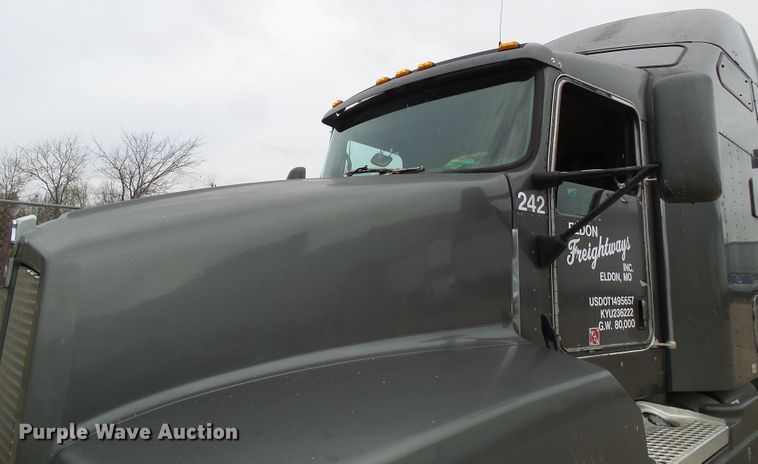 image for item DG5518 2007 Kenworth T600 semi truck