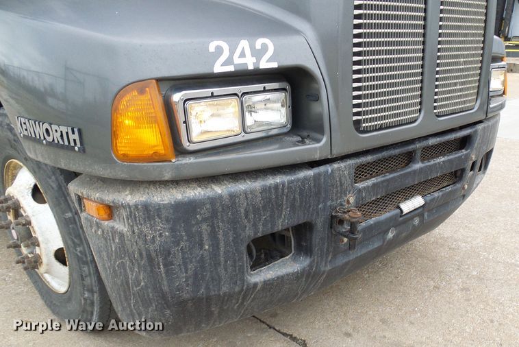 image for item DG5518 2007 Kenworth T600 semi truck