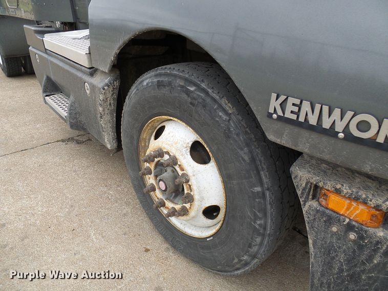 image for item DG5518 2007 Kenworth T600 semi truck