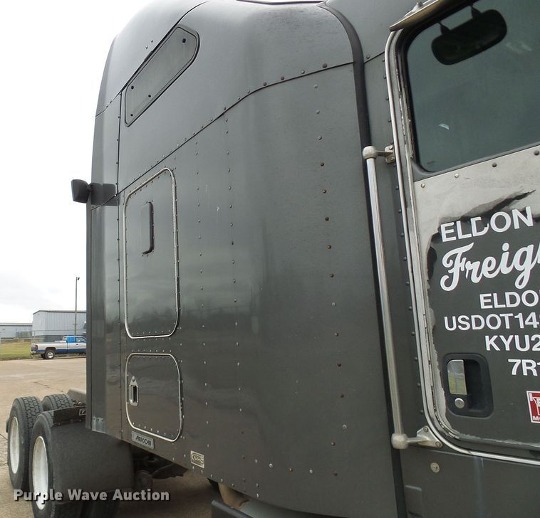 image for item DG5518 2007 Kenworth T600 semi truck