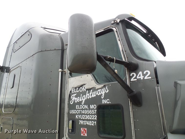 image for item DG5518 2007 Kenworth T600 semi truck