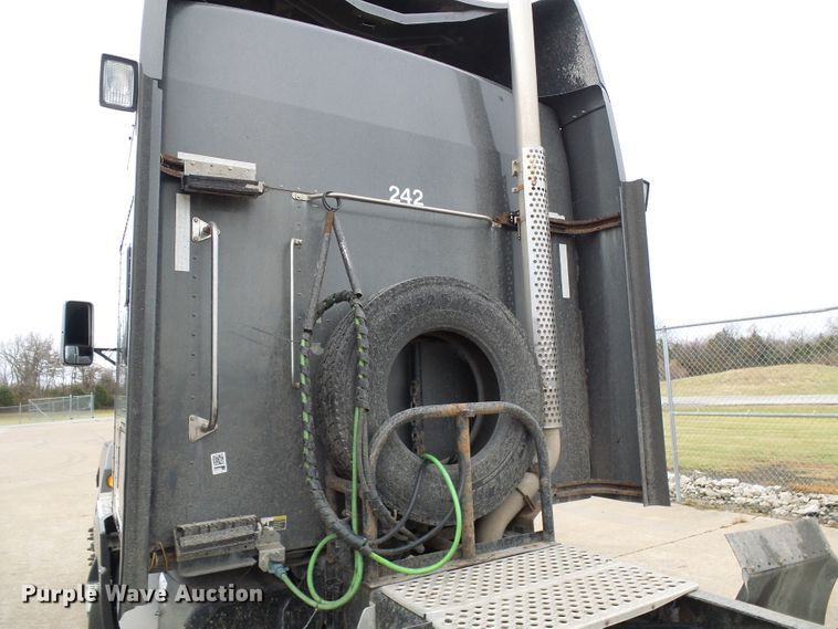 image for item DG5518 2007 Kenworth T600 semi truck