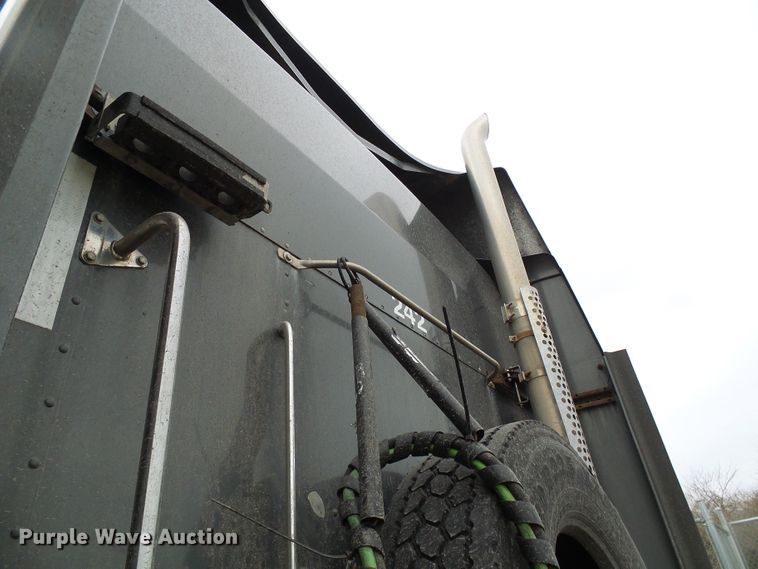 image for item DG5518 2007 Kenworth T600 semi truck