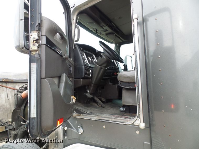 image for item DG5518 2007 Kenworth T600 semi truck