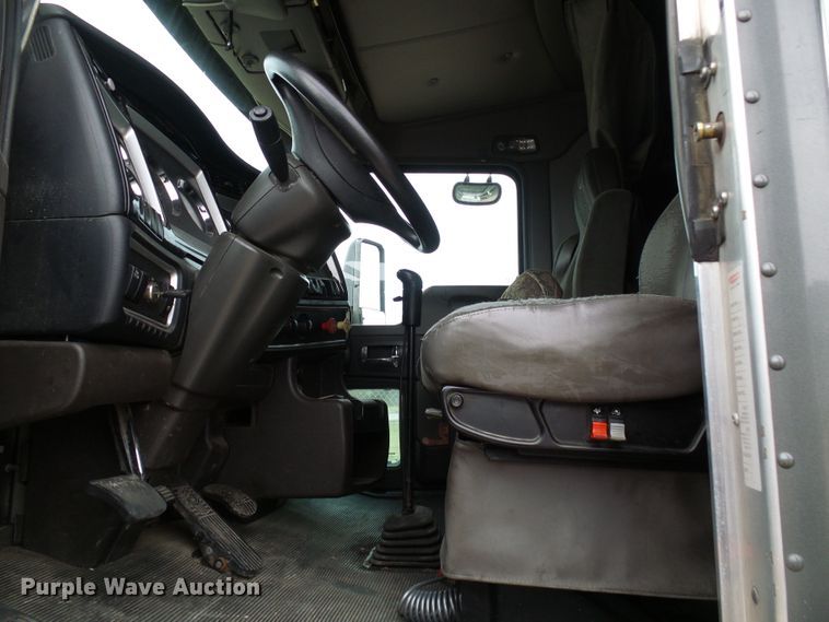 image for item DG5518 2007 Kenworth T600 semi truck