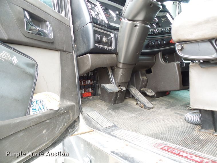 image for item DG5518 2007 Kenworth T600 semi truck