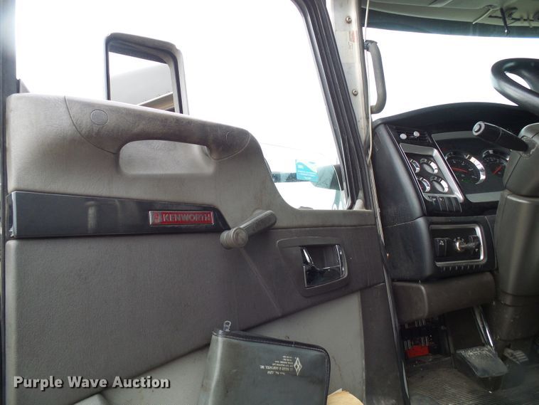 image for item DG5518 2007 Kenworth T600 semi truck