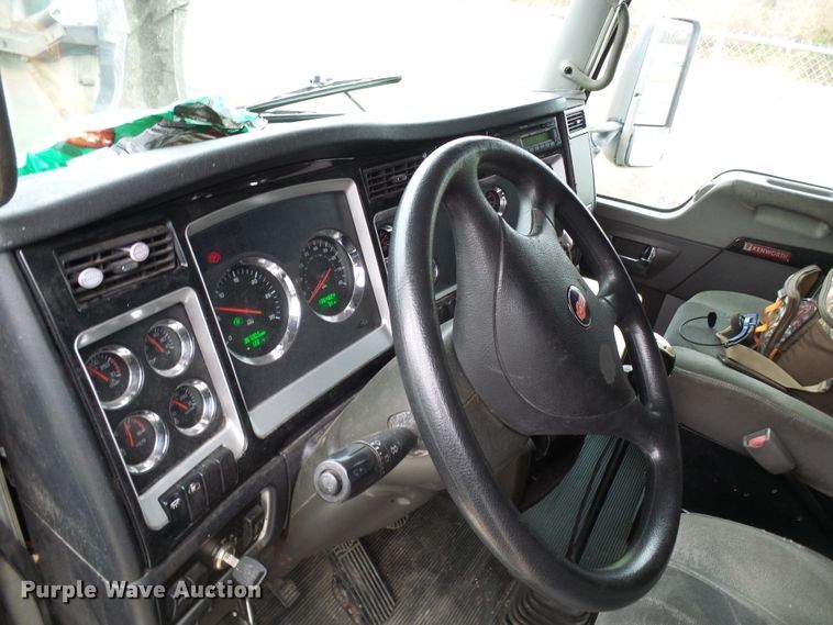 image for item DG5518 2007 Kenworth T600 semi truck