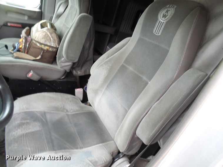 image for item DG5518 2007 Kenworth T600 semi truck