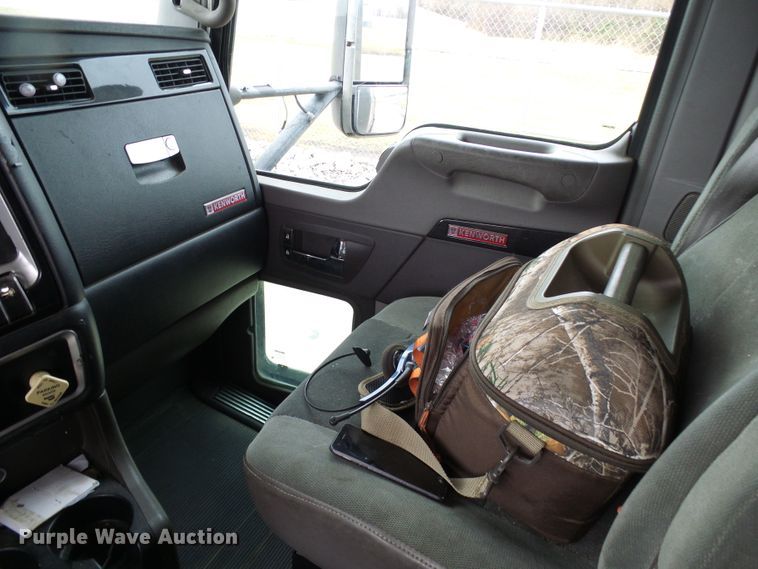 image for item DG5518 2007 Kenworth T600 semi truck