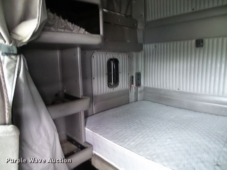 image for item DG5518 2007 Kenworth T600 semi truck