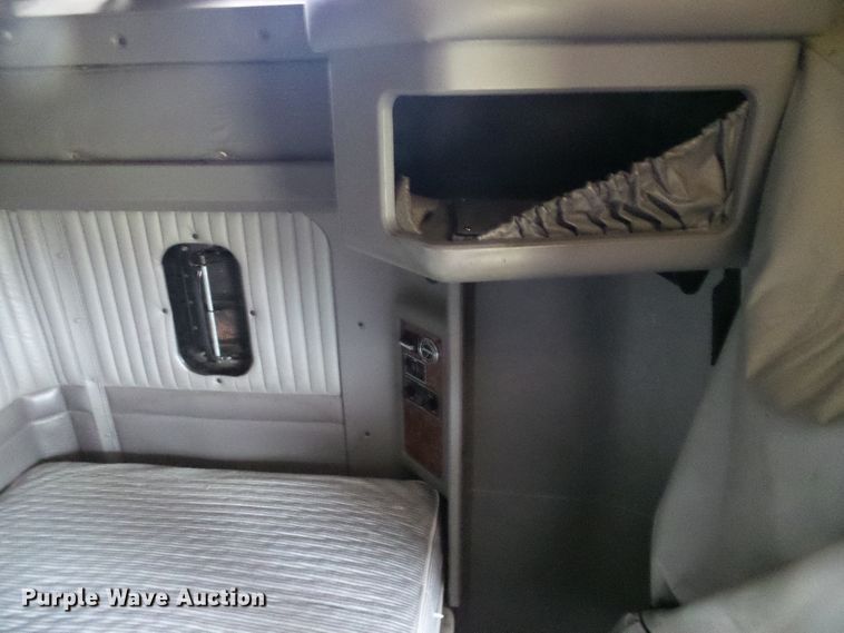 image for item DG5518 2007 Kenworth T600 semi truck