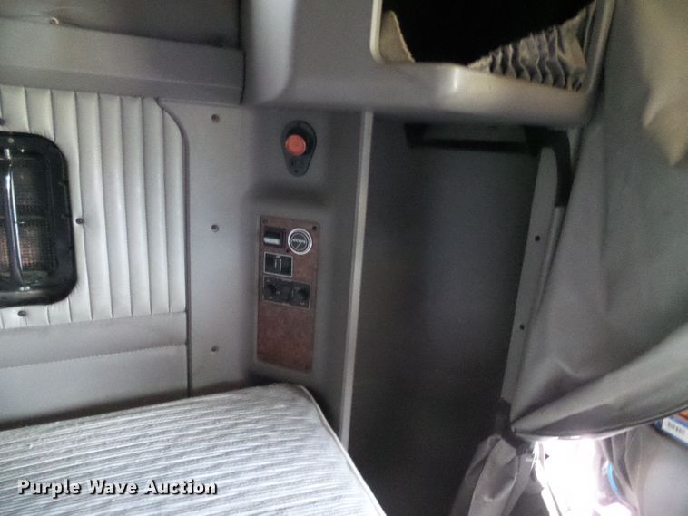 image for item DG5518 2007 Kenworth T600 semi truck