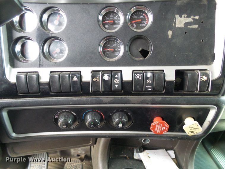 image for item DG5518 2007 Kenworth T600 semi truck