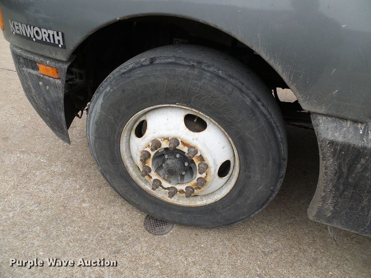 image for item DG5518 2007 Kenworth T600 semi truck