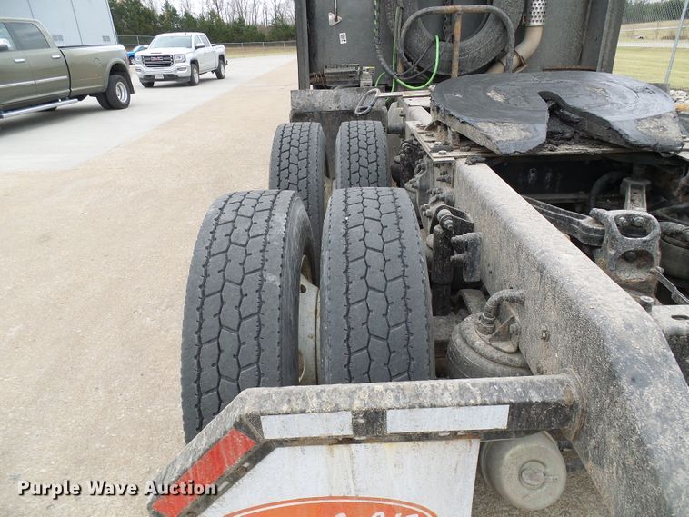 image for item DG5518 2007 Kenworth T600 semi truck