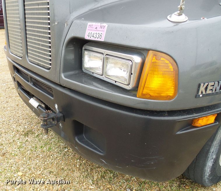 image for item DG5519 2007 Kenworth T600 semi truck