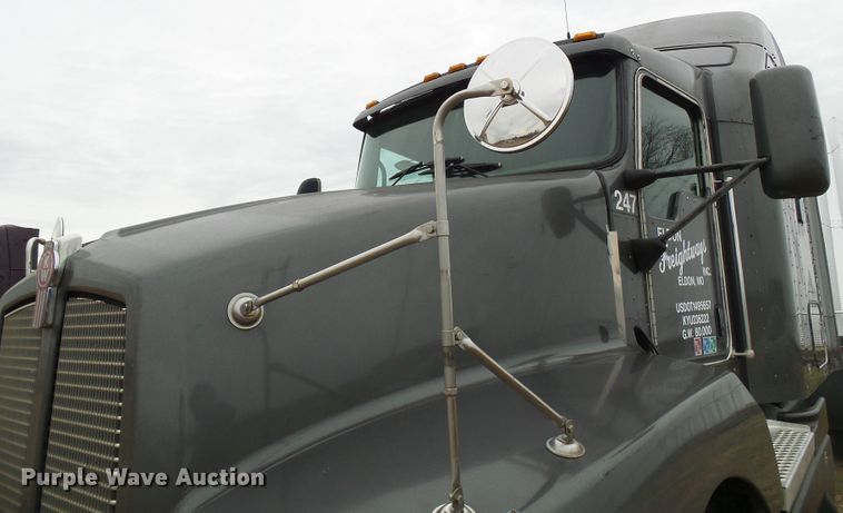 image for item DG5519 2007 Kenworth T600 semi truck