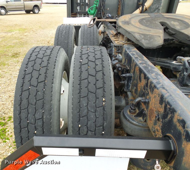 image for item DG5519 2007 Kenworth T600 semi truck