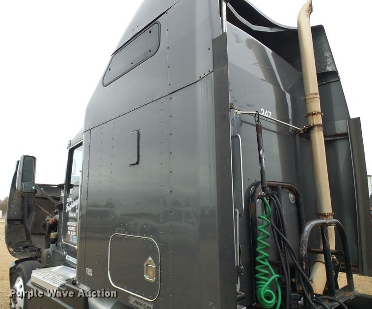 image for item DG5519 2007 Kenworth T600 semi truck