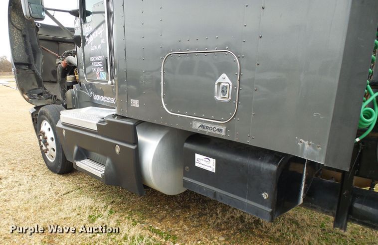 image for item DG5519 2007 Kenworth T600 semi truck