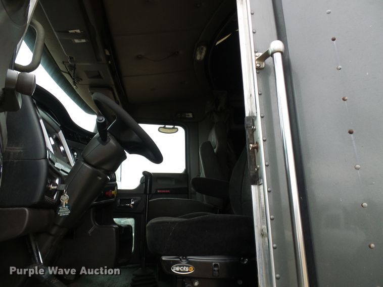 image for item DG5519 2007 Kenworth T600 semi truck