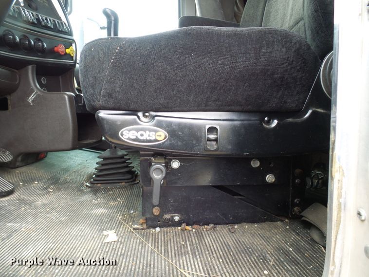 image for item DG5519 2007 Kenworth T600 semi truck