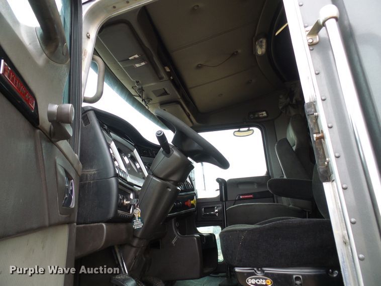 image for item DG5519 2007 Kenworth T600 semi truck