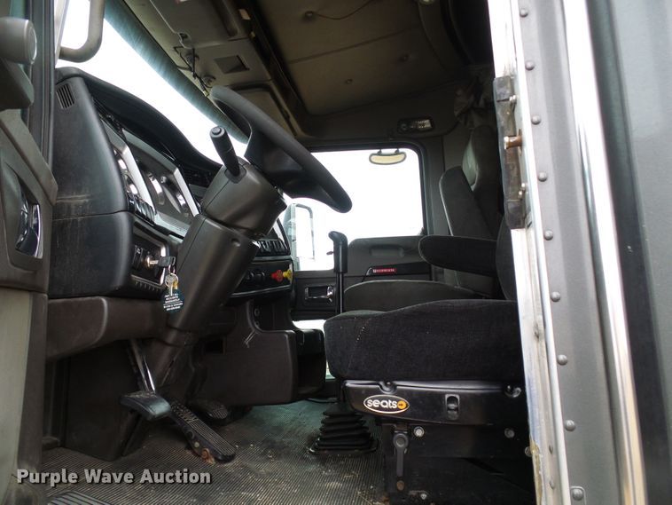 image for item DG5519 2007 Kenworth T600 semi truck