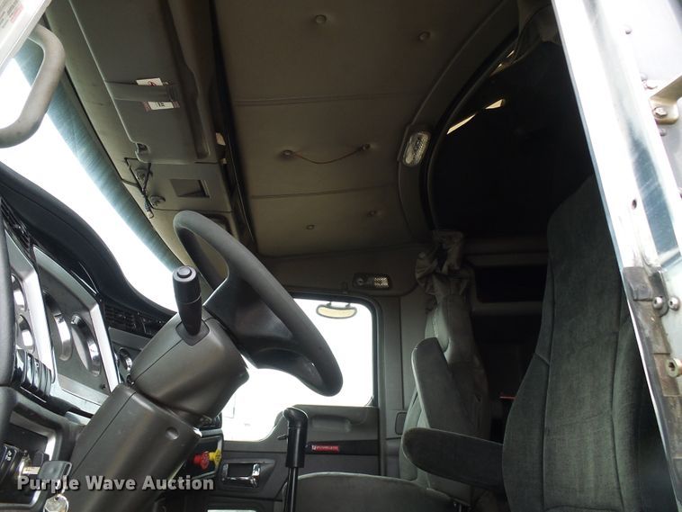 image for item DG5519 2007 Kenworth T600 semi truck