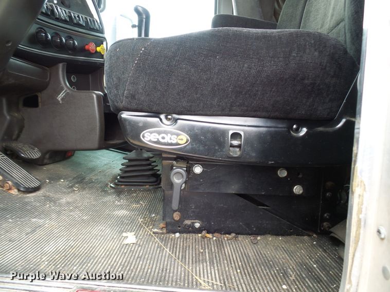 image for item DG5519 2007 Kenworth T600 semi truck