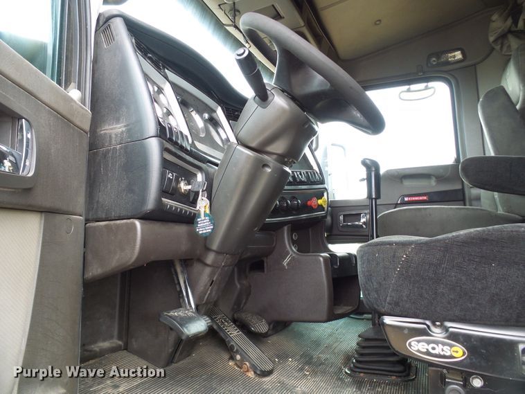 image for item DG5519 2007 Kenworth T600 semi truck