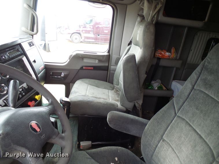 image for item DG5519 2007 Kenworth T600 semi truck