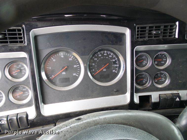 image for item DG5519 2007 Kenworth T600 semi truck