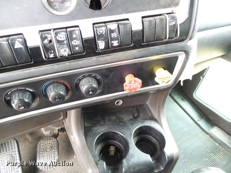 image for item DG5519 2007 Kenworth T600 semi truck