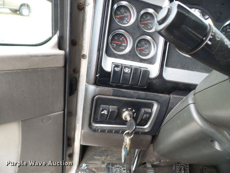 image for item DG5519 2007 Kenworth T600 semi truck