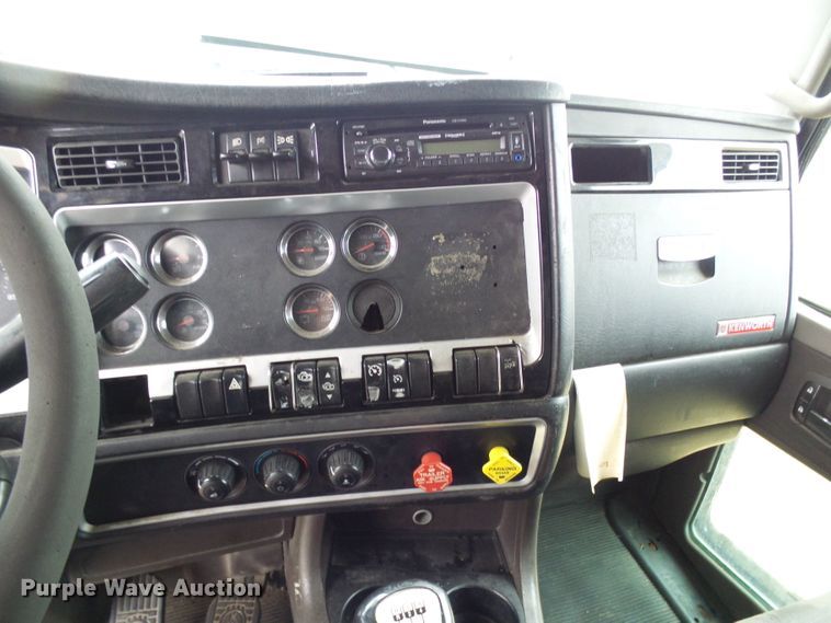 image for item DG5519 2007 Kenworth T600 semi truck