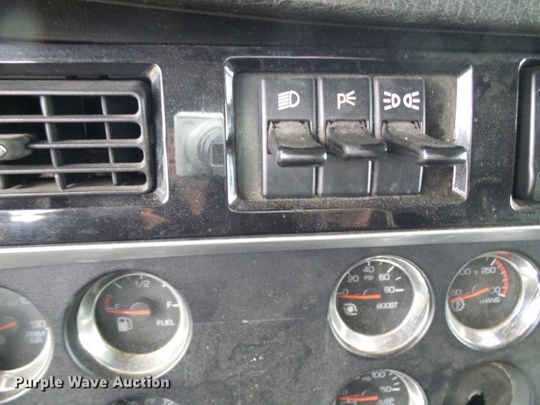 image for item DG5519 2007 Kenworth T600 semi truck