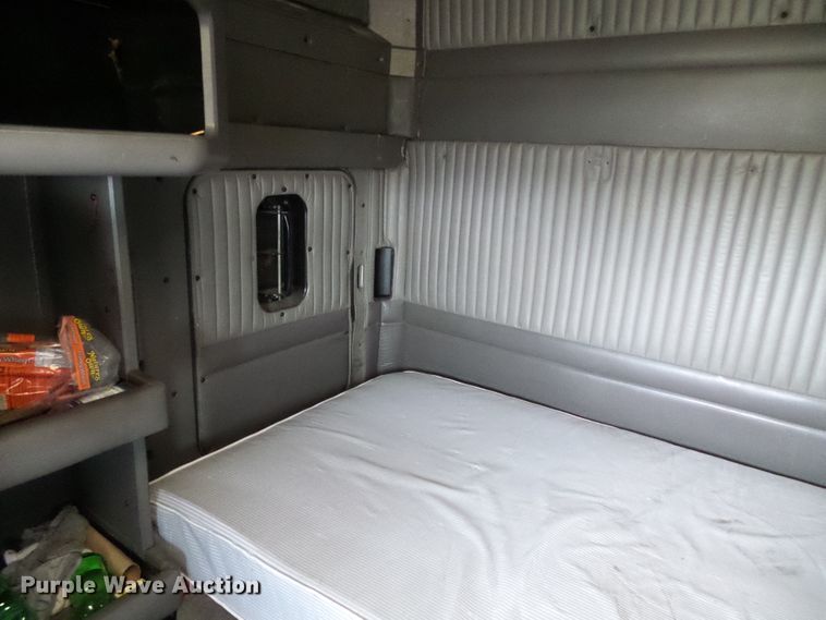 image for item DG5519 2007 Kenworth T600 semi truck